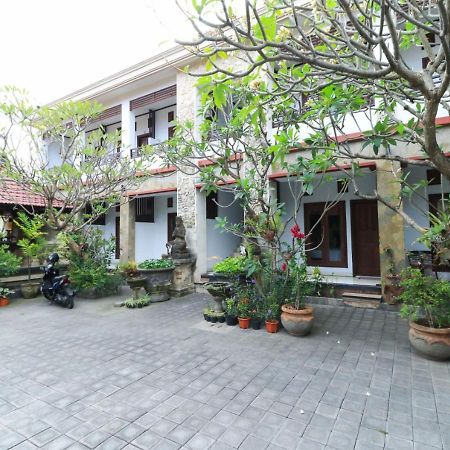 Puri Jayaraja Guest House Kuta  Exterior photo