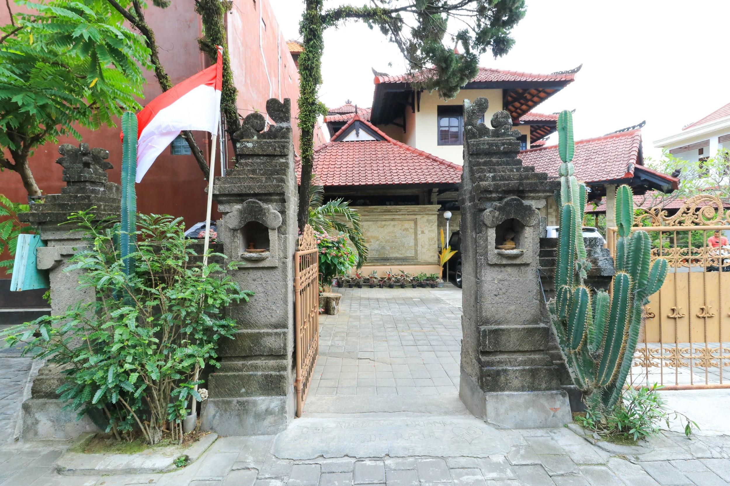 Puri Jayaraja Guest House Kuta  Exterior photo